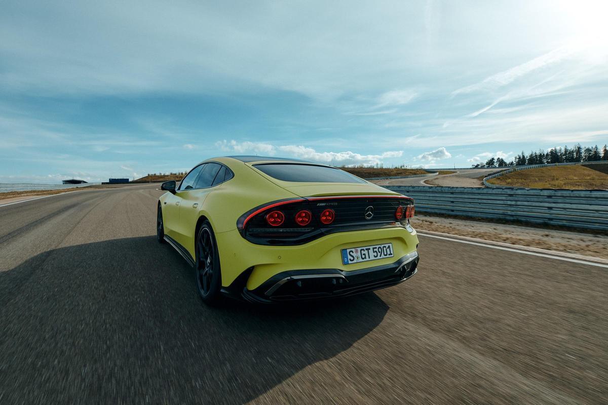 Mercedes‑AMG GT 4‑puertas Coupé eléctrico bajo luces de presentación
