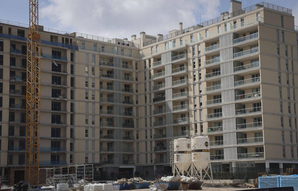 Obra en curso de la gigafactoría de baterías de Power Co en Parc Sagunt, vista aérea que muestra el avance de la construcción