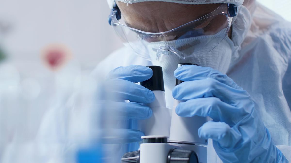 Laboratorio con microscopio y muestras biológicas
