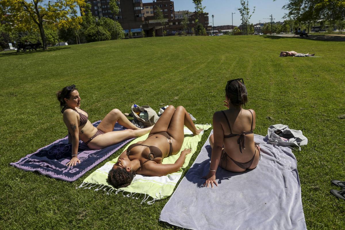 Termómetro marcando 34,2 °C en Oviedo durante la ola de calor de mayo