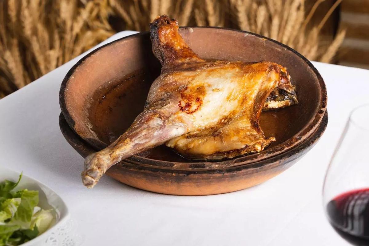 Asador tradicional de lechazo en horno de leña en Aranda de Duero
