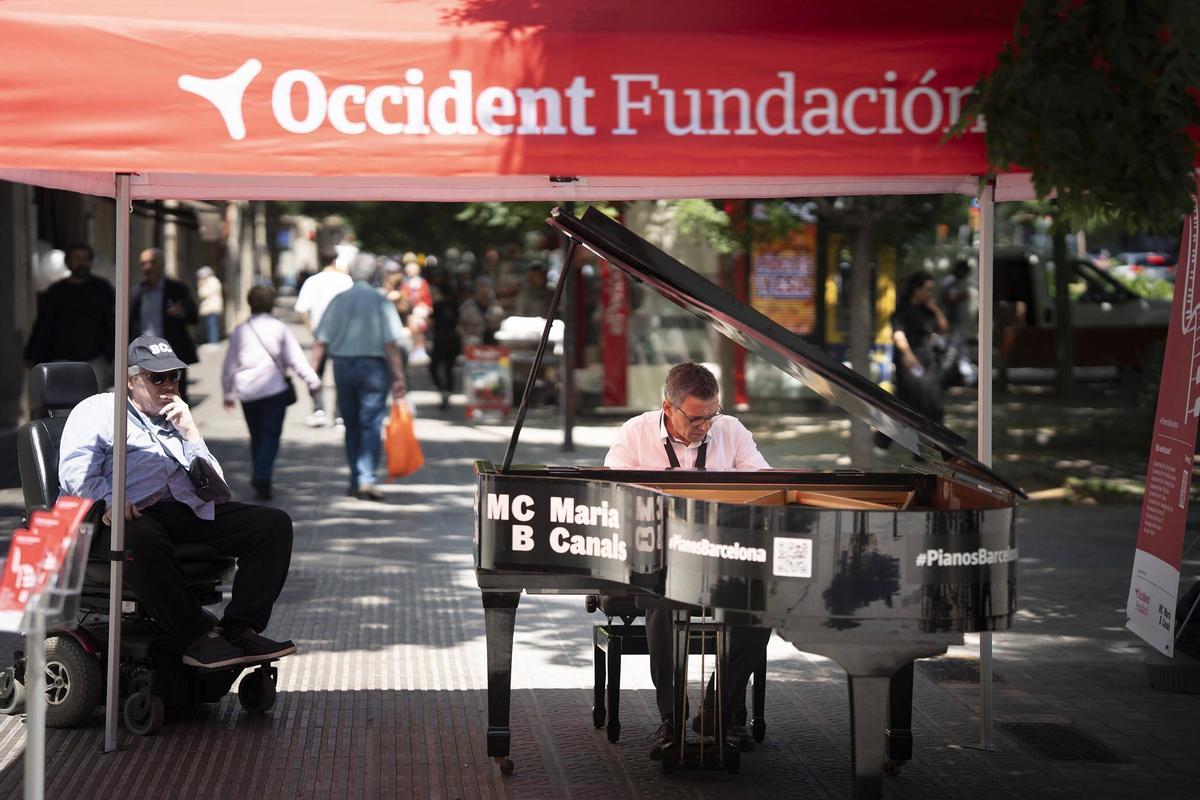 Piano de cola instalado bajo el Arc de Triomf, Barcelona