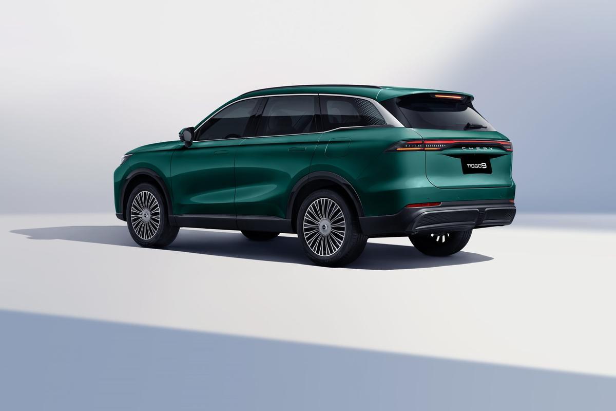 Robert Lewandowski junto al SUV Tiggo 9 CSH en la presentación oficial