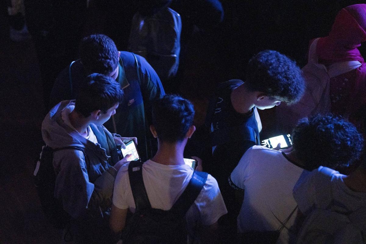 Niño de 10 años sosteniendo su smartphone en casa