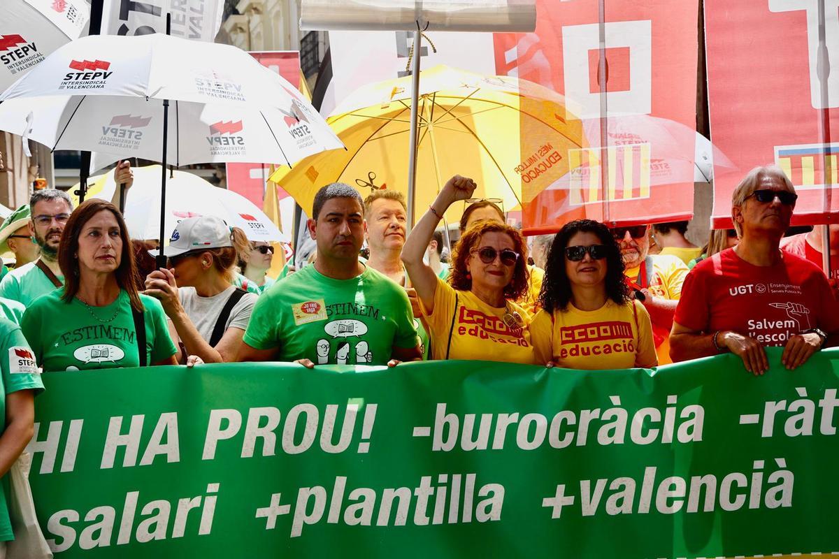 Manifestación de docentes en la plaza de la Virgen, Valencia, con pancartas y megáfonos