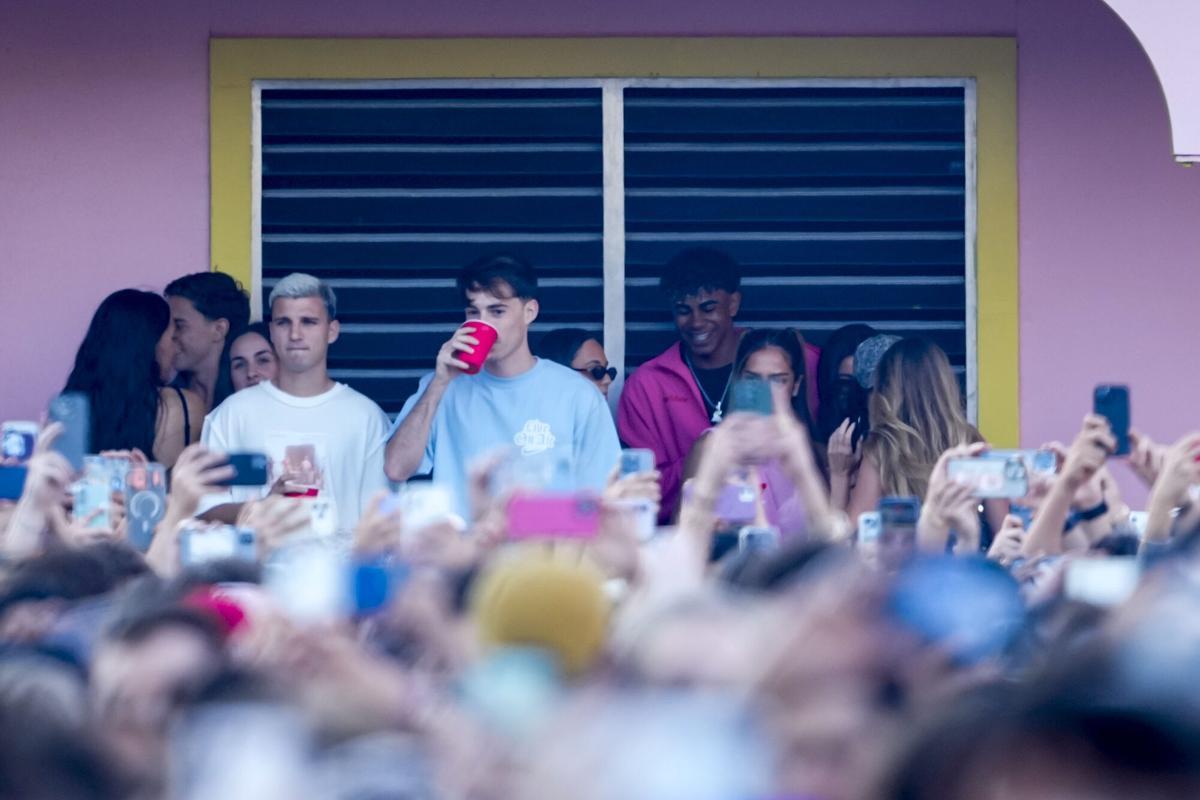 Bad Bunny actuando en el Estadi Olímpic con la multitud de fondo