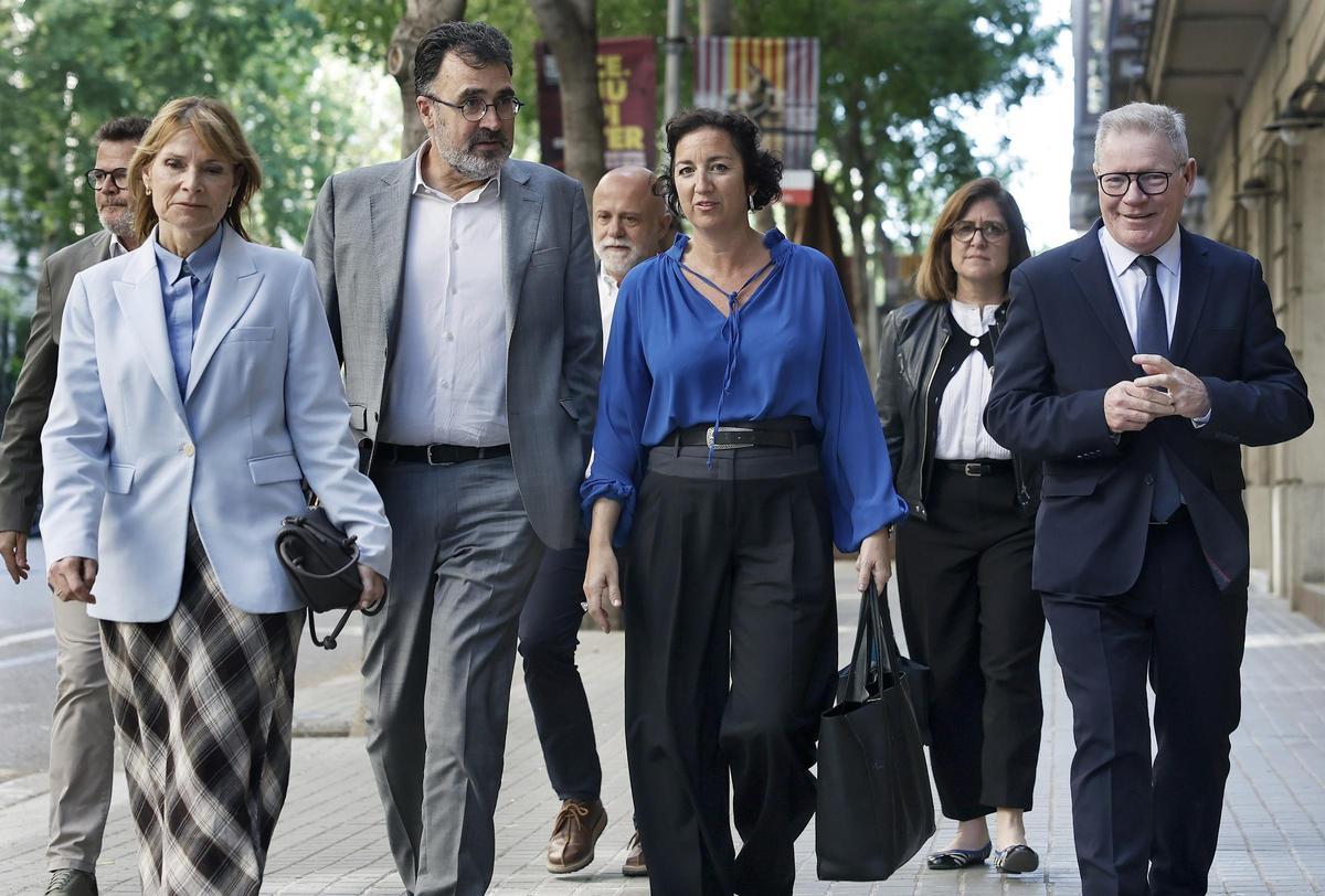 Salvador Illa y Oriol Junqueras estrechándose en una reunión de negociación