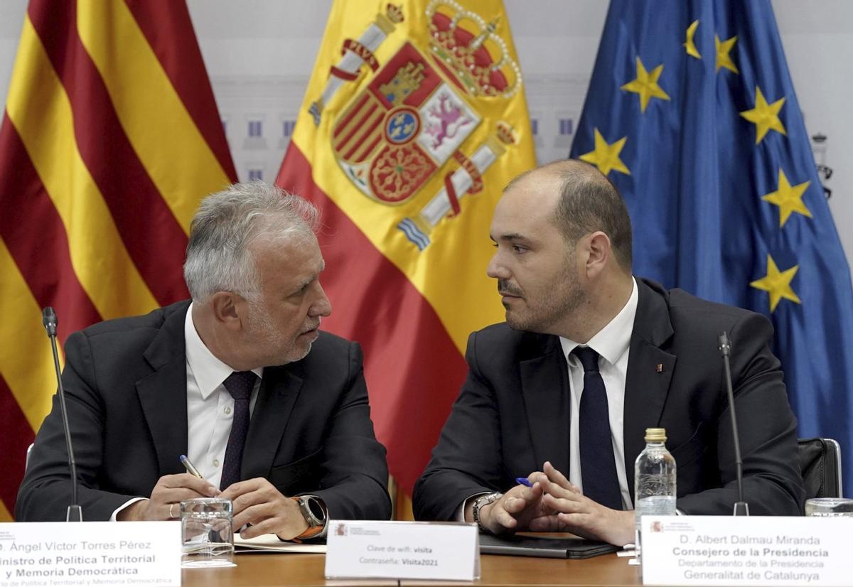 Equipo de negociadores del PSC y ERC trabajando en la Diputación de Barcelona