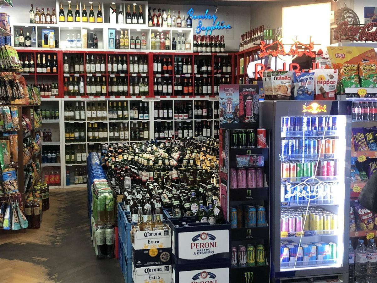 Interior de un Späti con estanterías repletas de cerveza y snacks