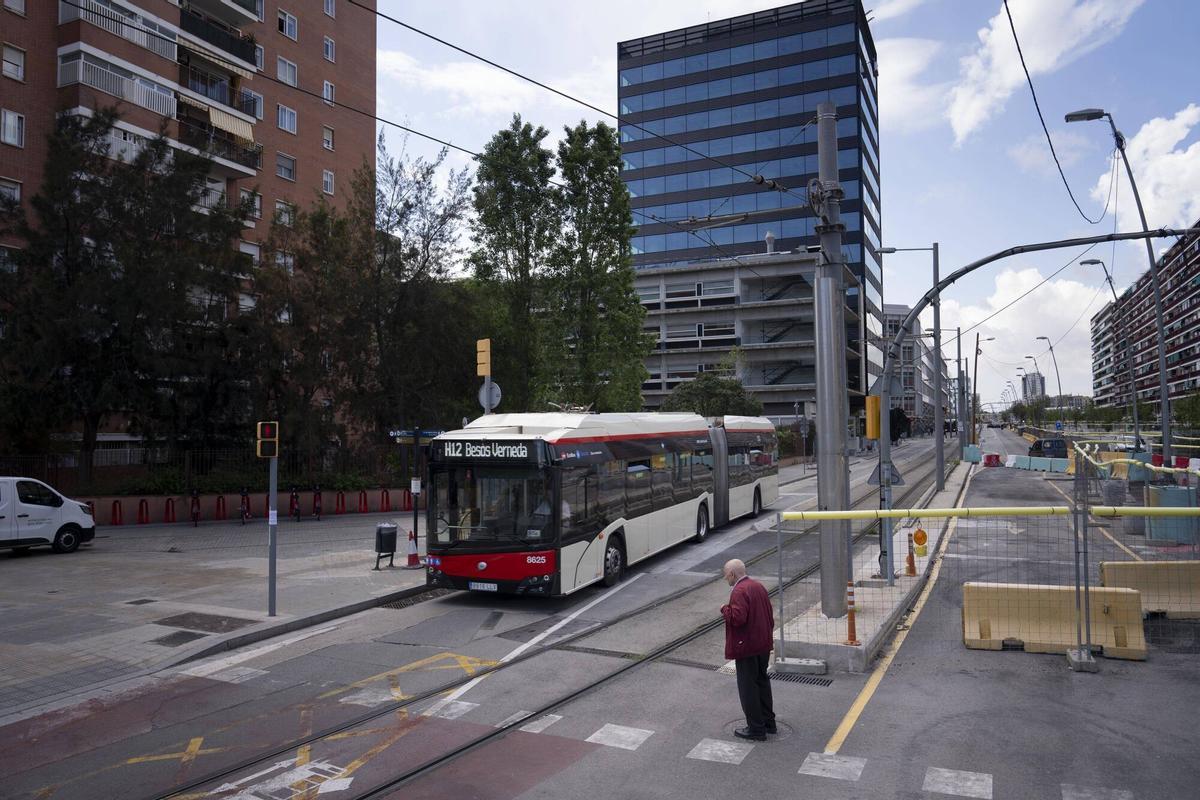 Tramvia Trambesòs detenido entre Glòries y la Rambla de Poblenou