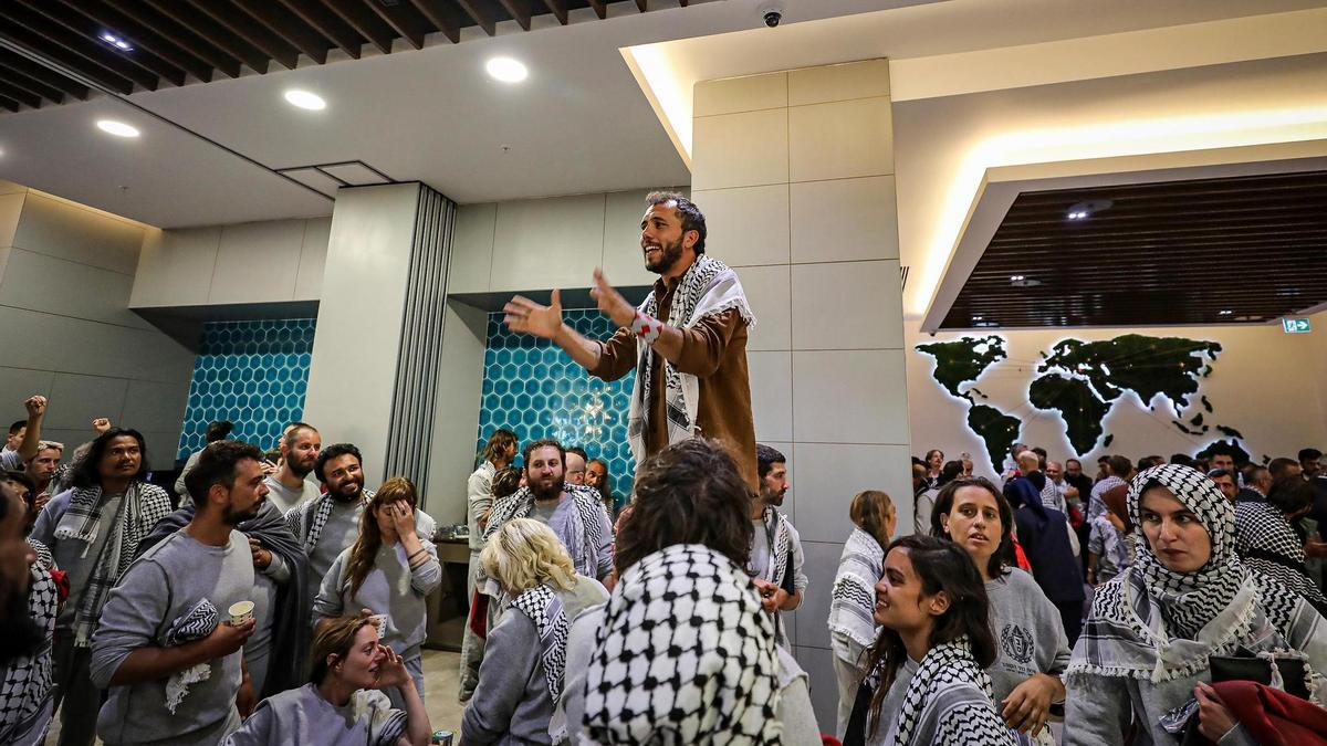 Catalanes de la Global Sumud Flotilla llegan a Barcelona tras deportación israelí