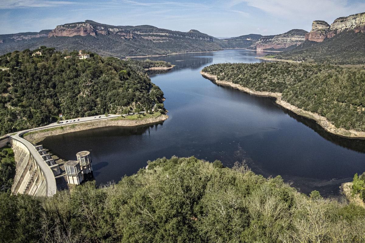 Iglesia románica de Sant Romà de Sau sumergida bajo el agua del pantano de Sau