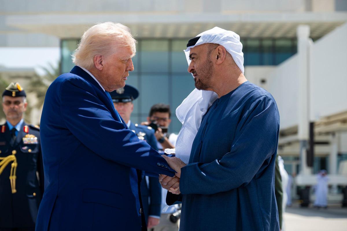 Mohamed bin Zayed visitando un hospital tras los ataques iraníes en marzo de 2024