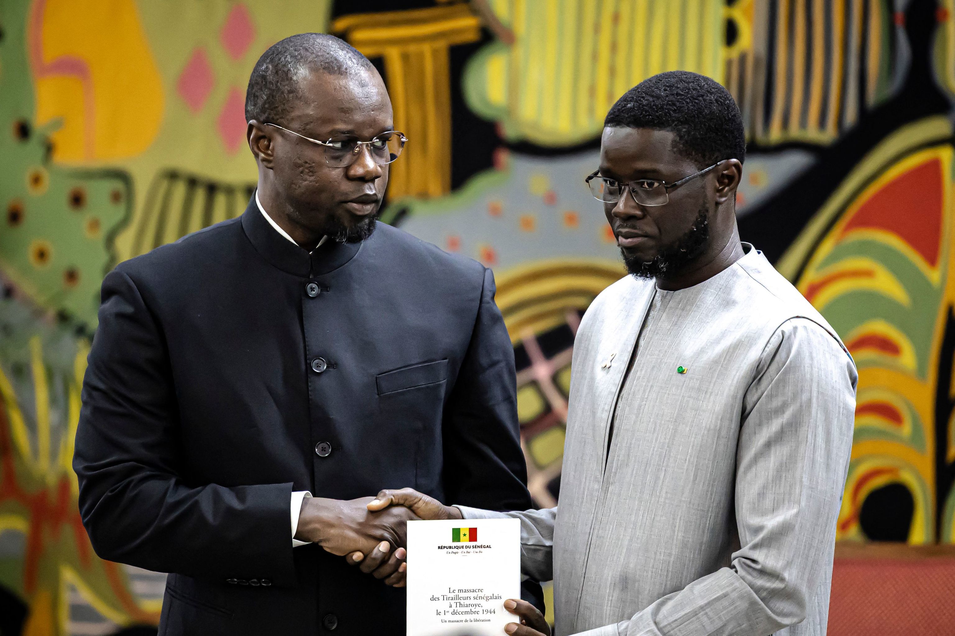 Presidente Bassirou Diomaye Faye firmando el decreto de destitución en la televisión pública RTS