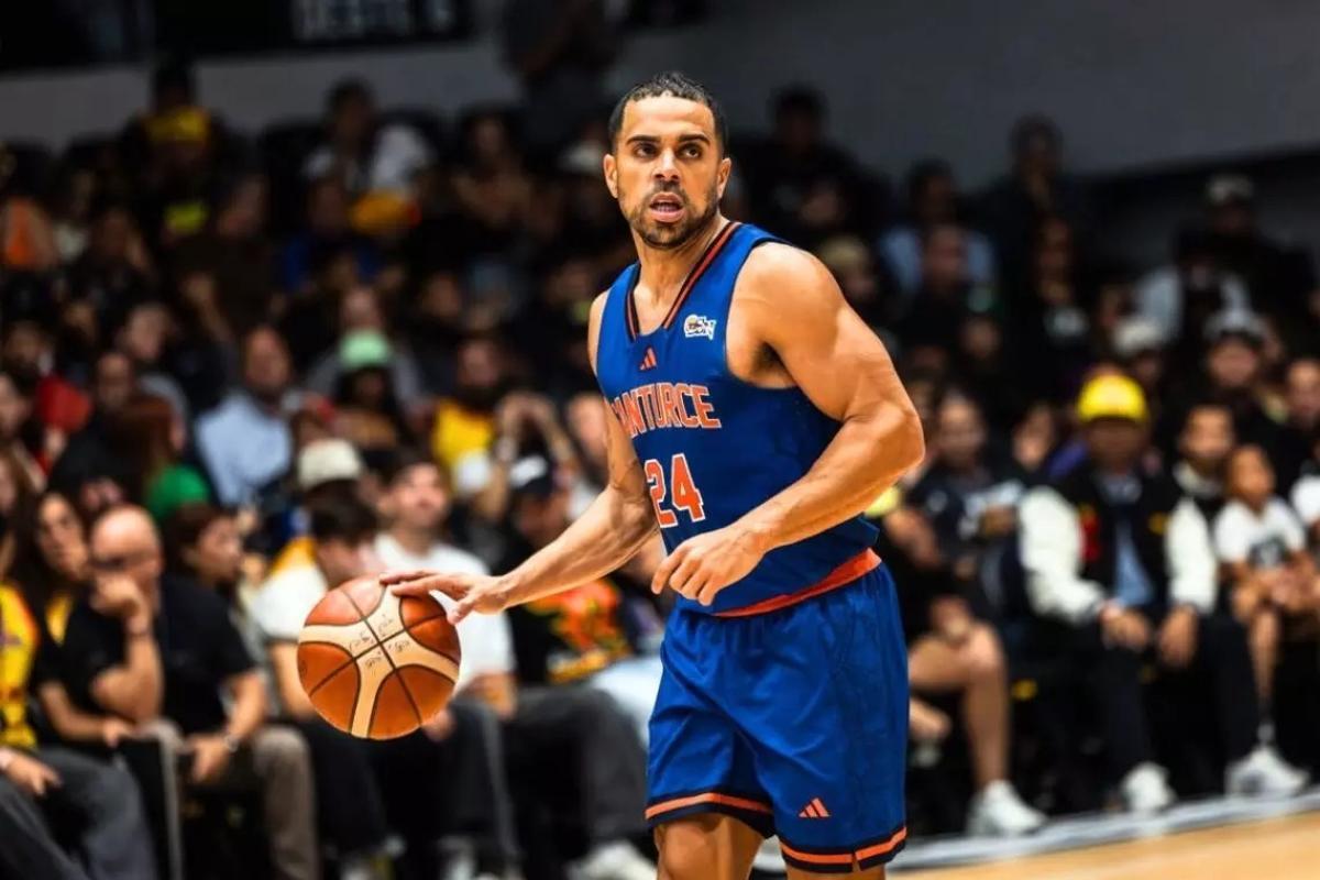 Bad Bunny anunciando su inversión en los Cangrejeros de Santurce