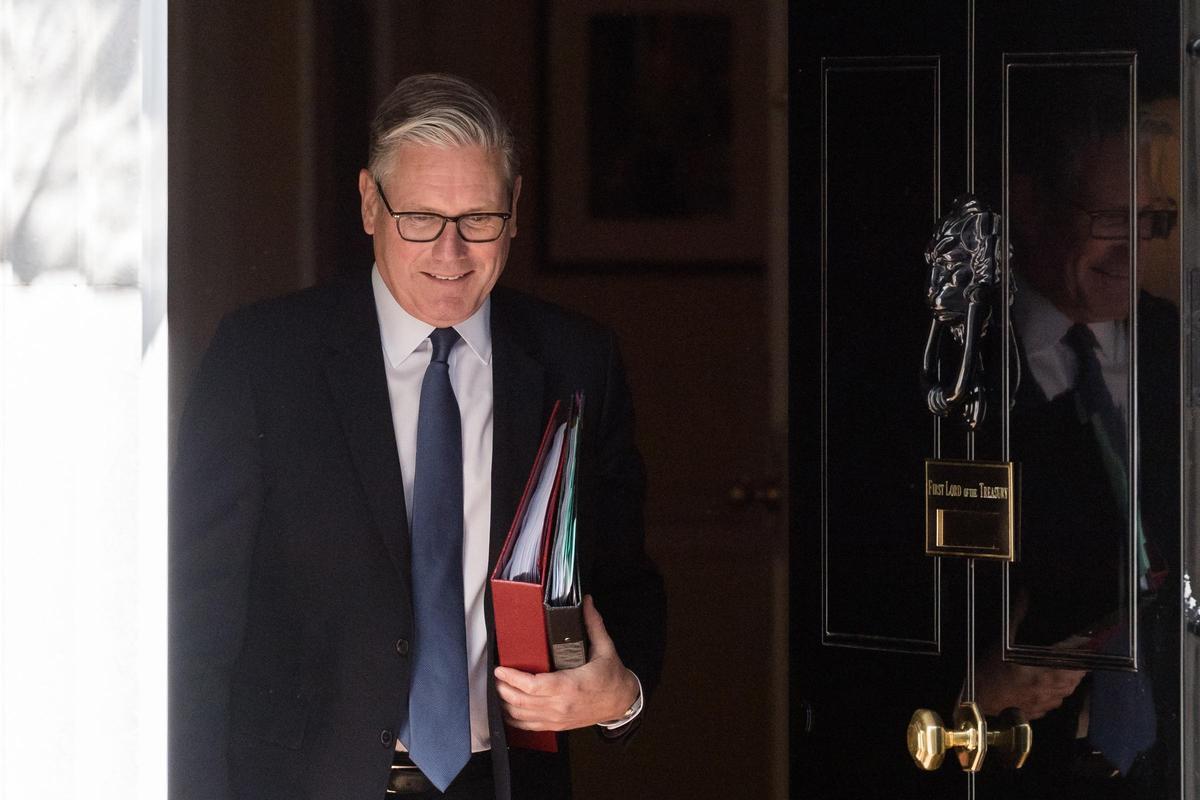 Reunión de funcionarios británicos y europeos discutiendo la propuesta de mercado único de bienes