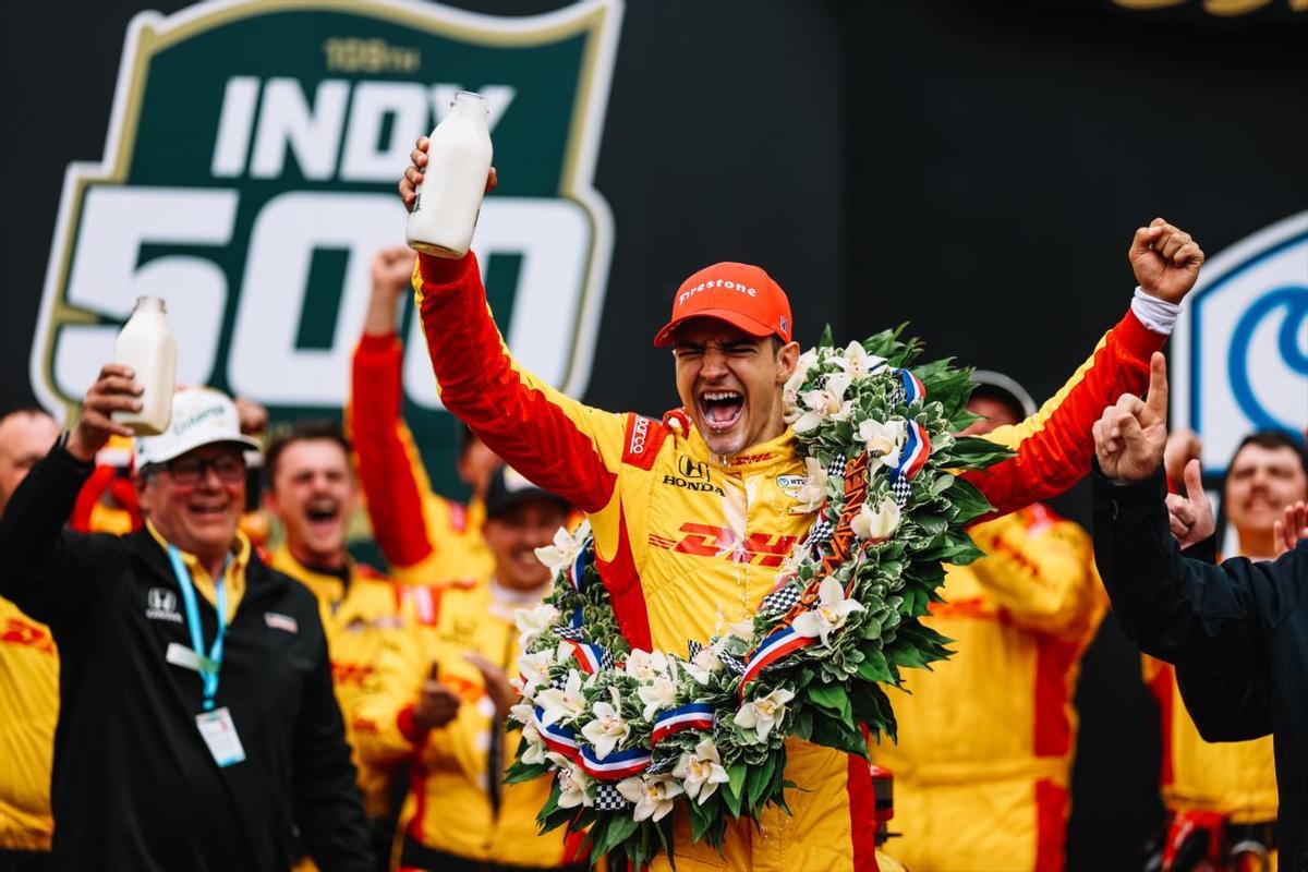 Álex Palou en el óvalo de Indianápolis, celebrando su pole para la Indy 500 2025