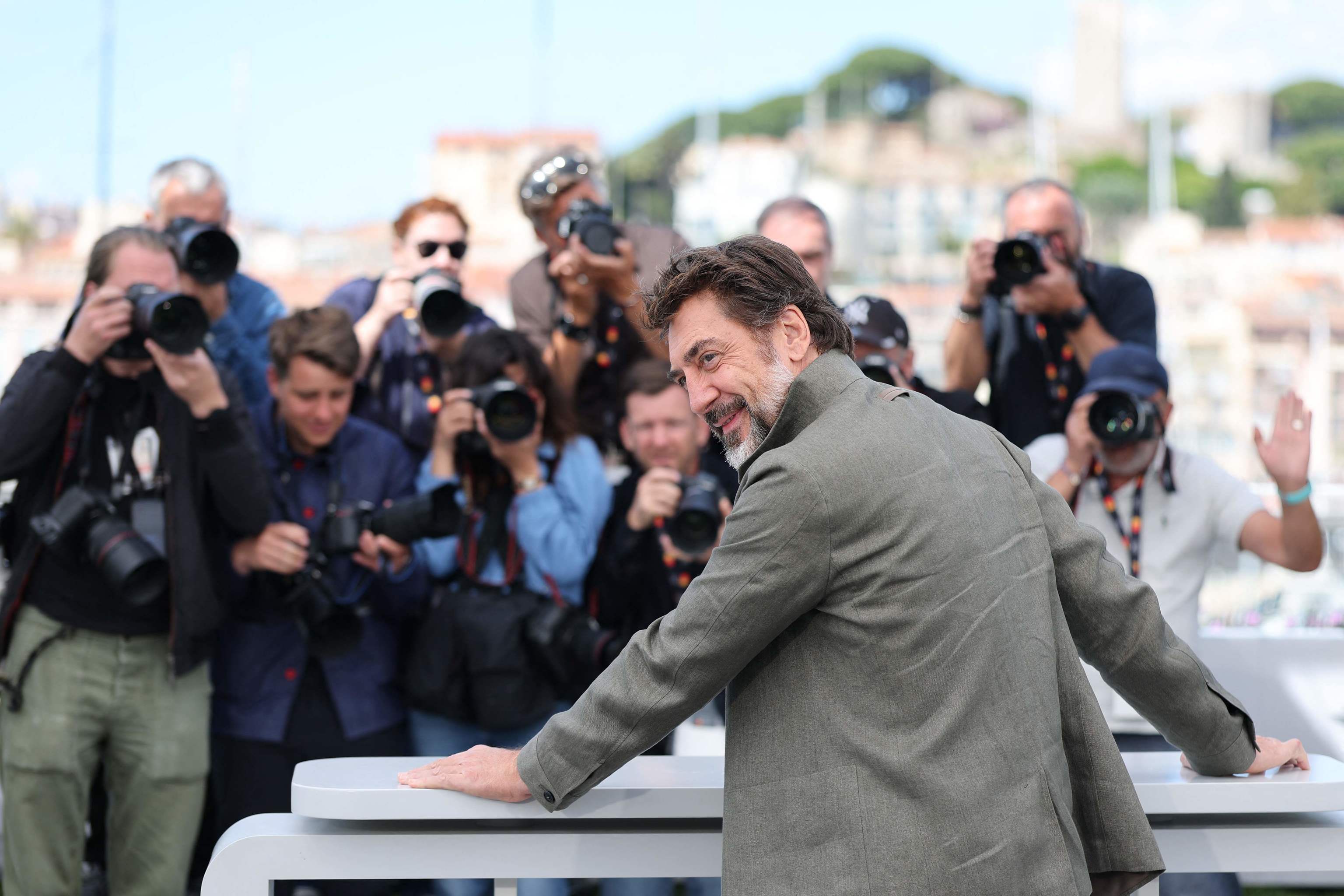 Fotograma de "La bola negra" con los directores Javier Ambrossi y Javier Calvo en la alfombra roja de Cannes