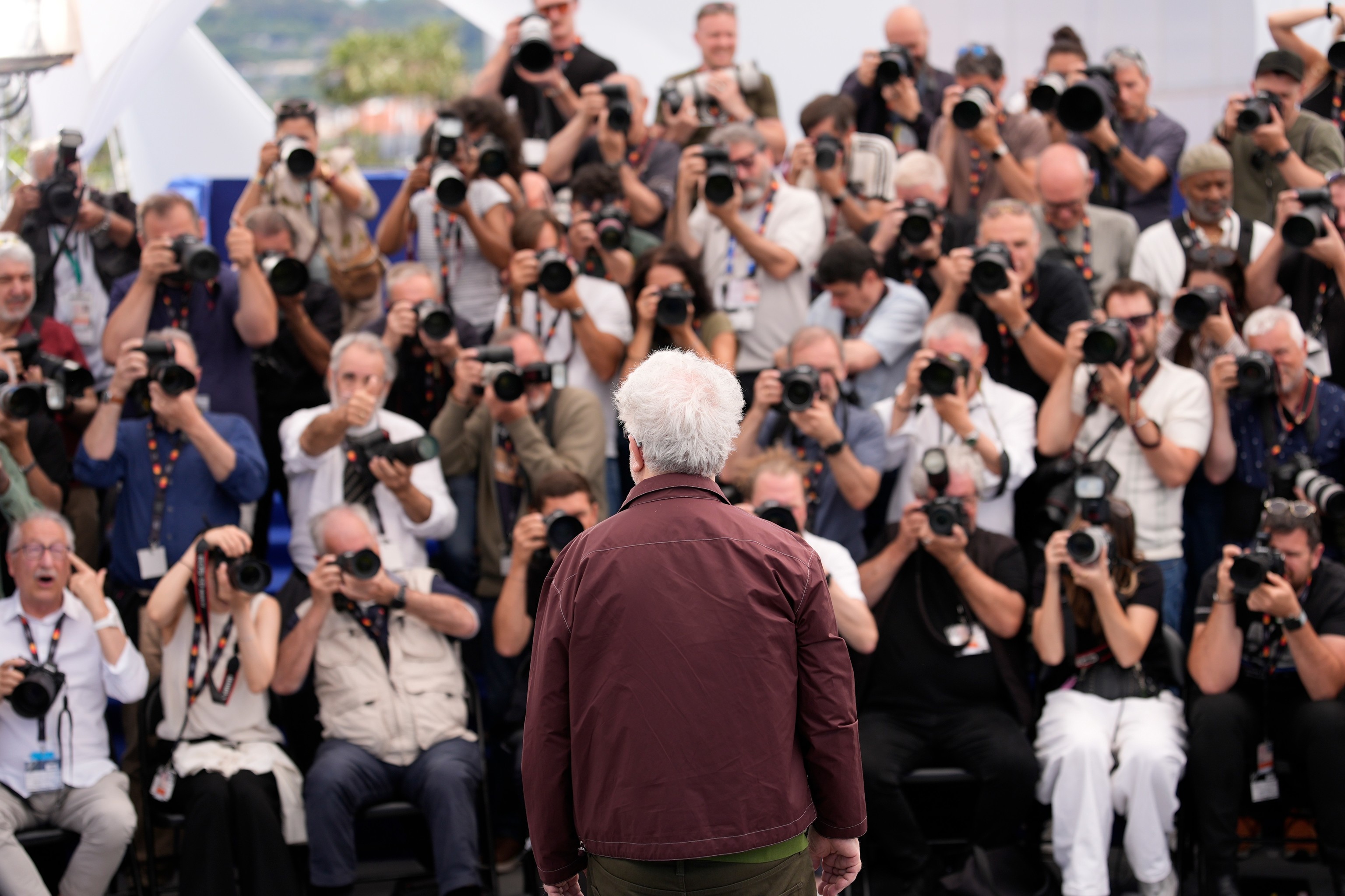 Javier Bardem recibiendo aplausos por su actuación en "El ser querido" durante la presentación en Cannes