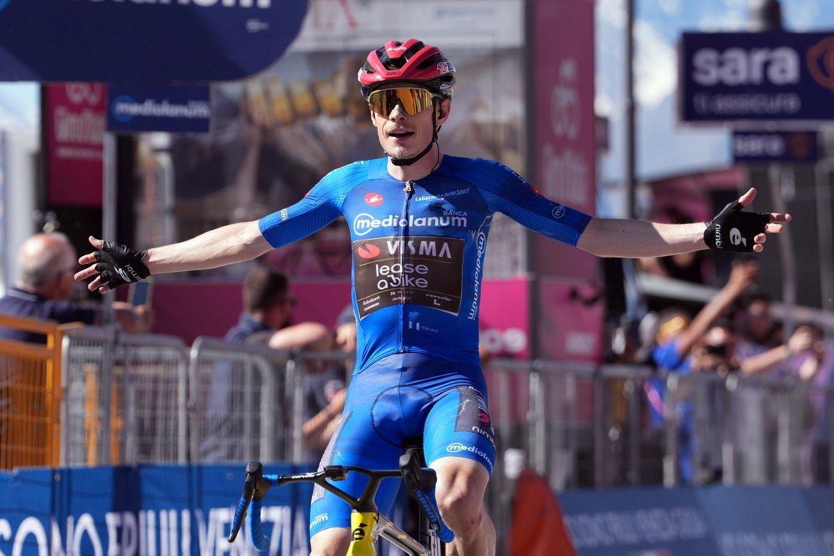 Jonas Vingegaard cruzando la meta con la maglia rosa en la 14ª etapa del Giro 2026