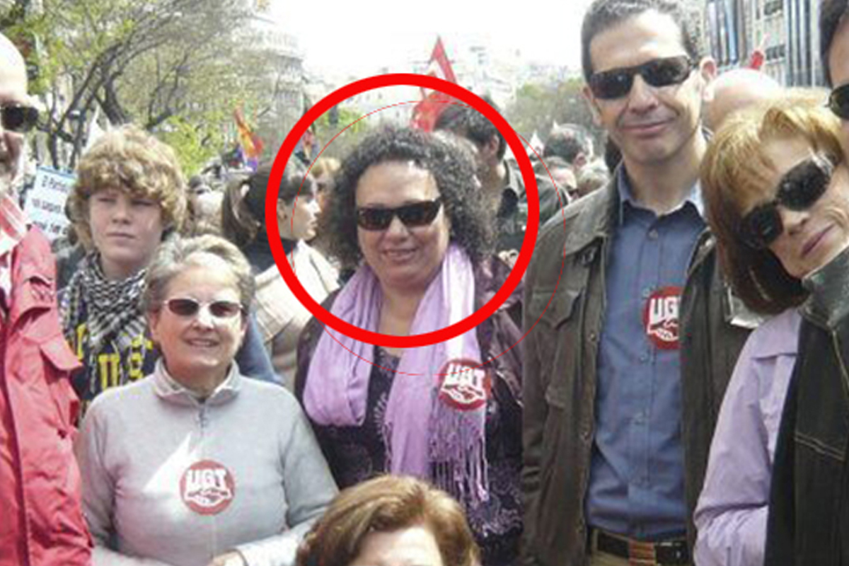 Gertrudis Alcázar frente a la sede del PSOE en la calle Ferraz, con la policía realizando el registro en su domicilio