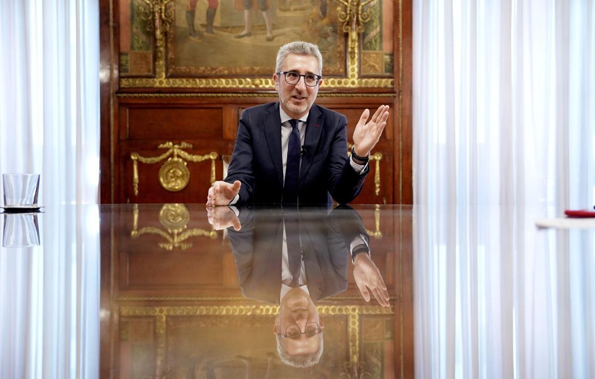Ministro de Hacienda Arcadi España hablando en el Ministerio de Hacienda