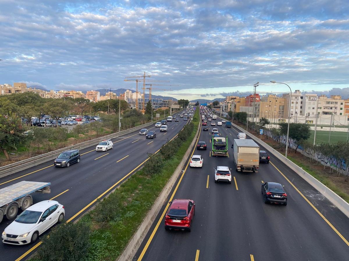 Vista de la Vía de Cintura de Palma con atascos en hora punta