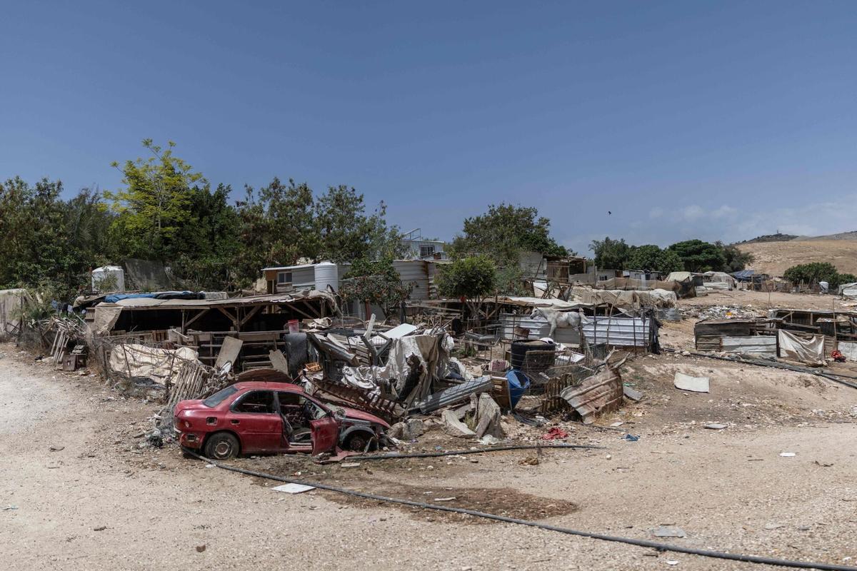 Patrulla militar israelí bloqueando a residentes palestinos que intentan apagar un incendio en al‑Mughayyir