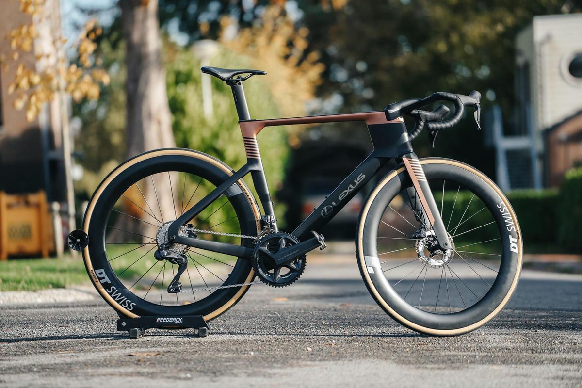 Lexus Race Bike de color Copper Petra, cuadro de carbono y detalles de branding de Lexus