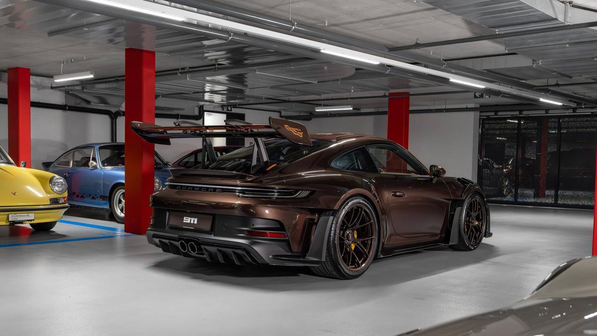 Porsche GT3 RS Sonderwunsch en color Macadamia metalizado con detalles en carbono y naranja