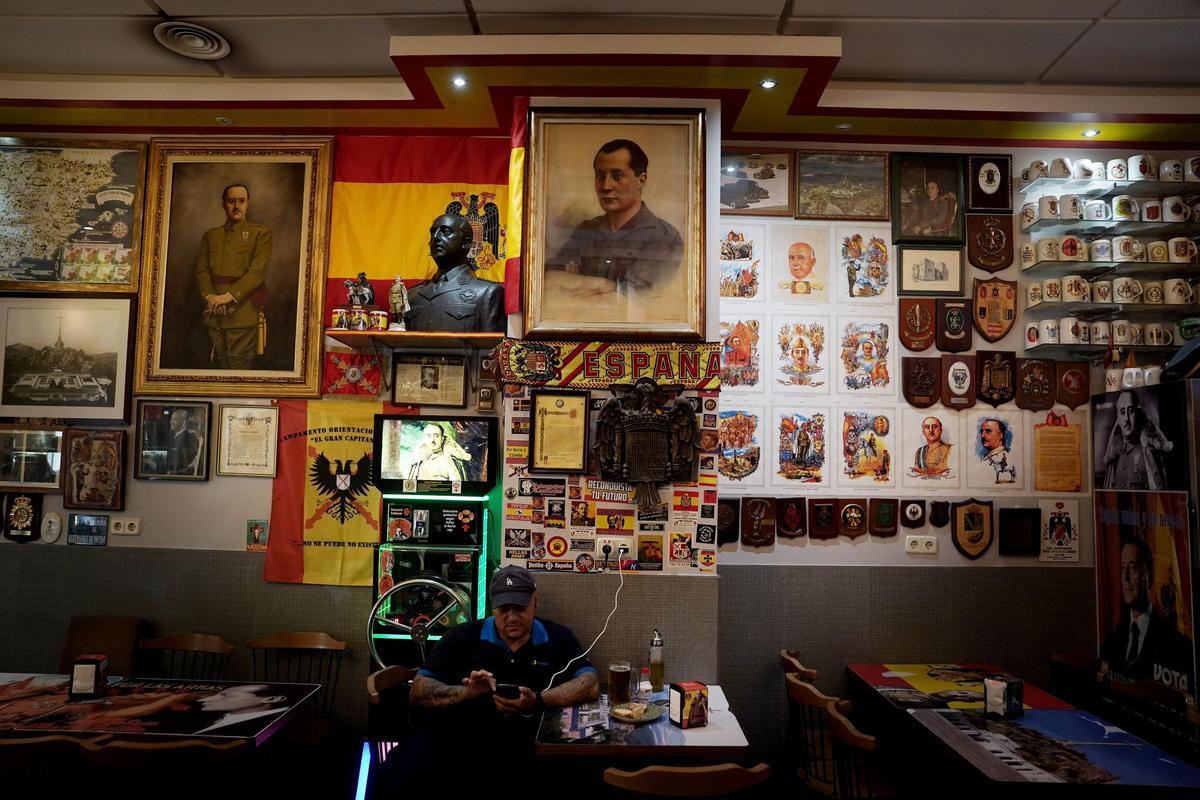 Interior del bar 'Una, grande y libre' con águilas franquistas y escudos en las paredes