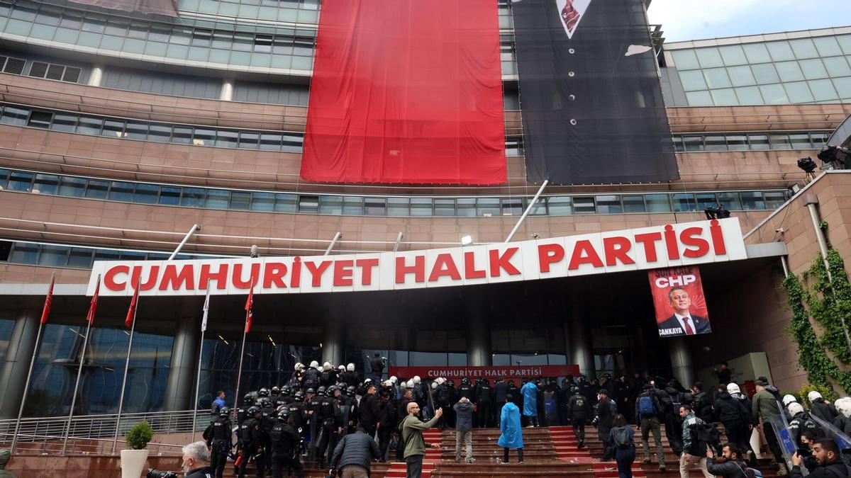 Policía turca asalta la sede del CHP con gases lacrimógenos y expulsa a Özgür Özel