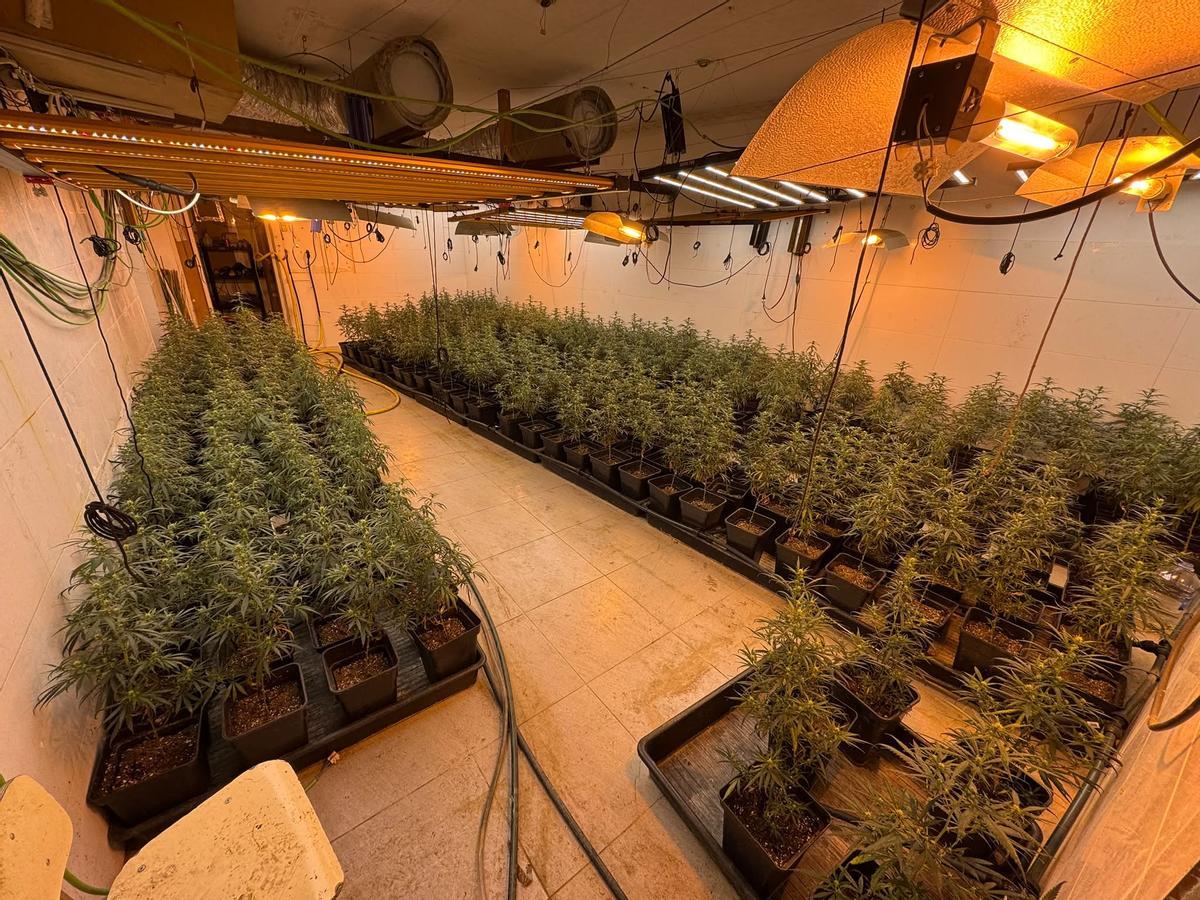 Furgoneta de los Mossos d'Esquadra interceptada en la N-340 de Tarragona cargada de marihuana