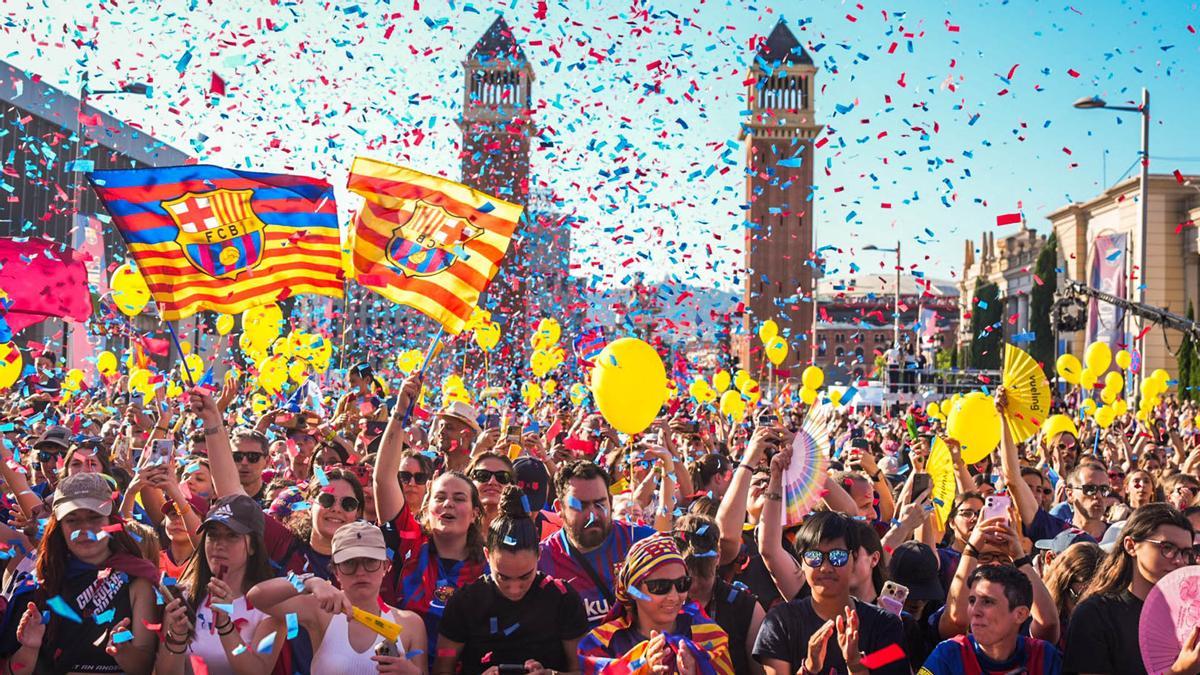 Aficionados reunidos en la avenida del Camp Nou celebrando la cuarta Champions del Barça femenino