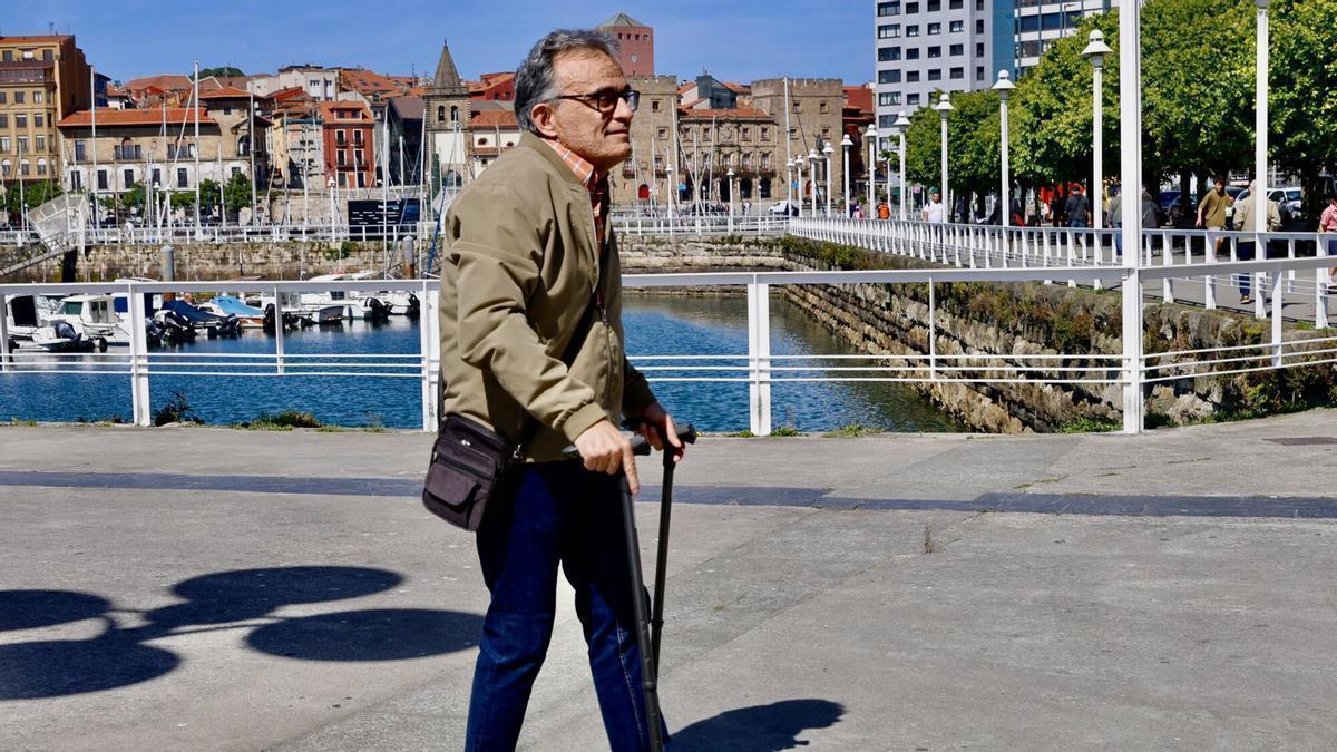 Neurofibromatosis tipo 1: Javier Mateos, 60 años, sigue caminando con muletas