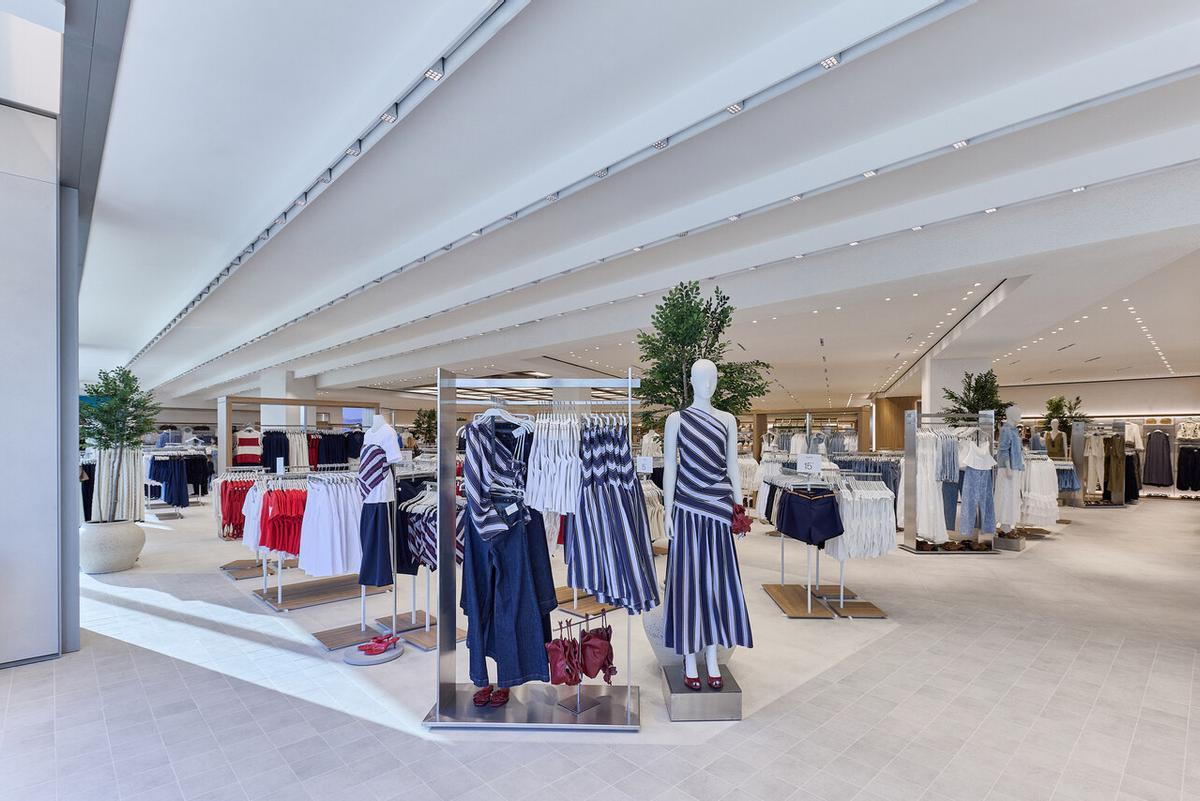 Interior de la primera tienda Lefties en el Centre Commercial Valvert, mostrando la zona de probadores inteligentes y el brazo robotizado para perchas