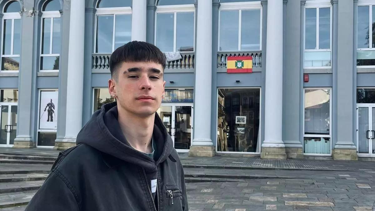 Aarón Martínez inaugura su exposición Anagennisi Tour en Avilés: el talento de 16 años que revoluciona el arte con un bolígrafo