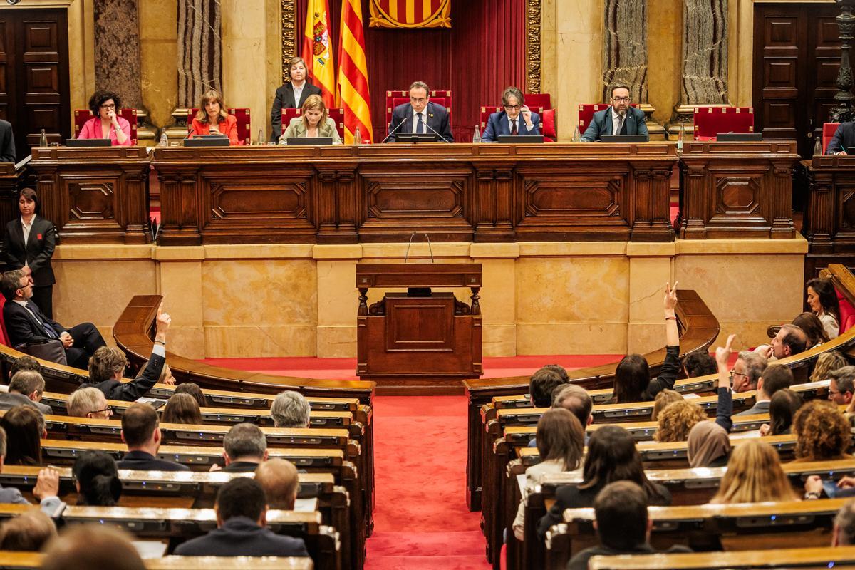Presidente Josep Rull y miembros de la Mesa del Parlament presentando el curso anticorrupción