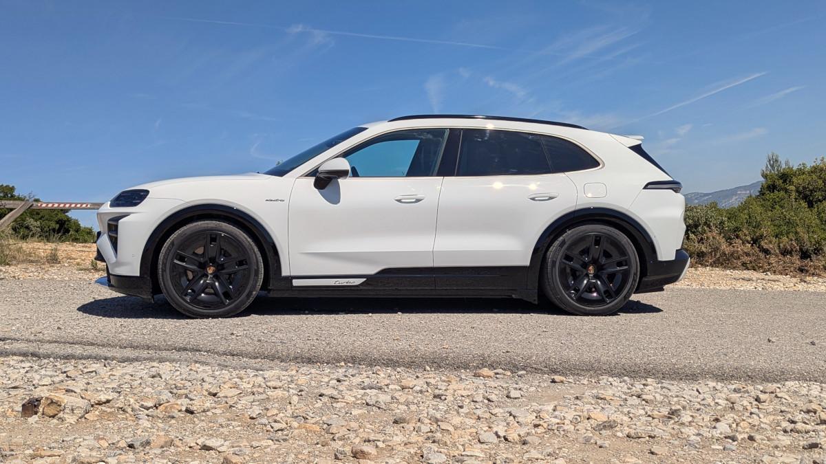 Porsche Cayenne Electric en puerto de montaña durante la primera prueba