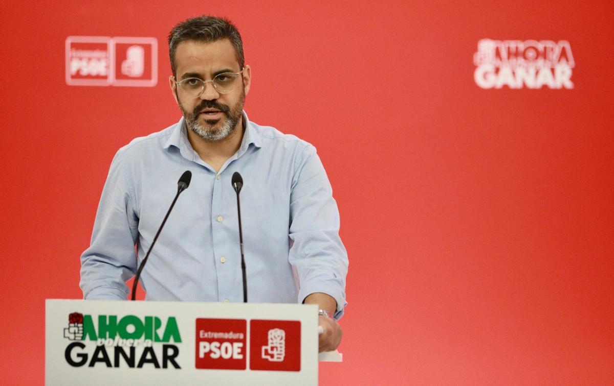 Álvaro Sánchez Cotrina y María Guardiola estrechándose la mano en la sede del PSOE, símbolo del encuentro institucional