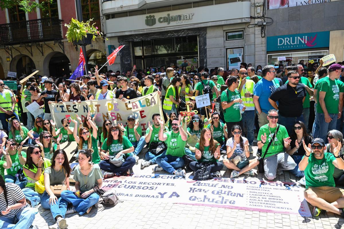 Manifestación del profesorado en la Plaza de la Virgen, Valencia