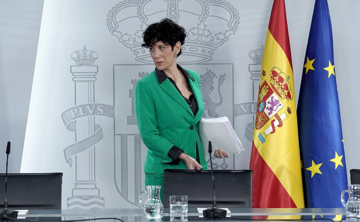 Jubilado trabajando como autónomo en su oficina