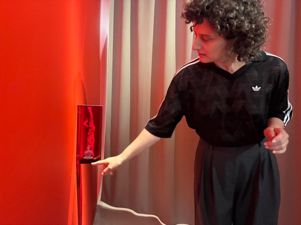 Detalle del vídeo central inspirado en el hijo de la artista