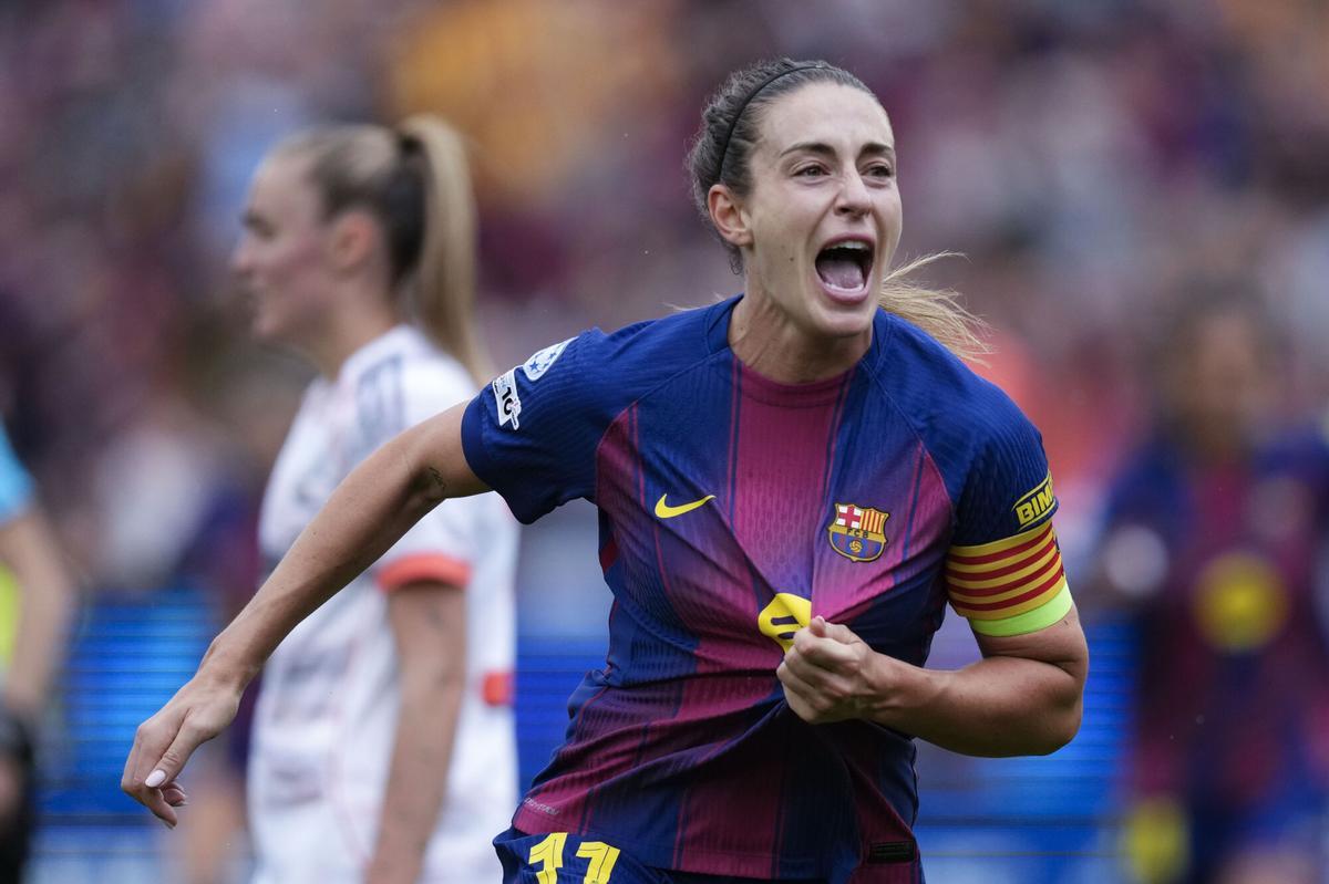 Alexia Putellas besando el escudo del Barça durante un partido
