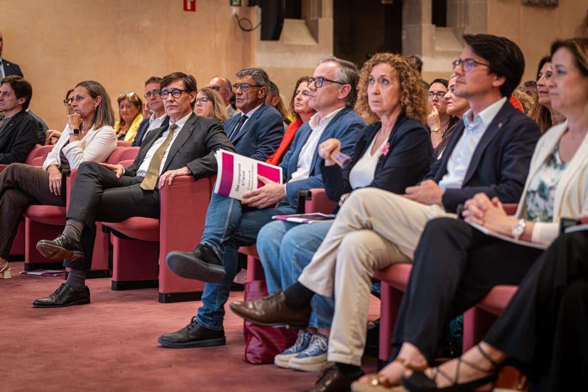 Aula de cursos de catalán para adultos con estudiantes