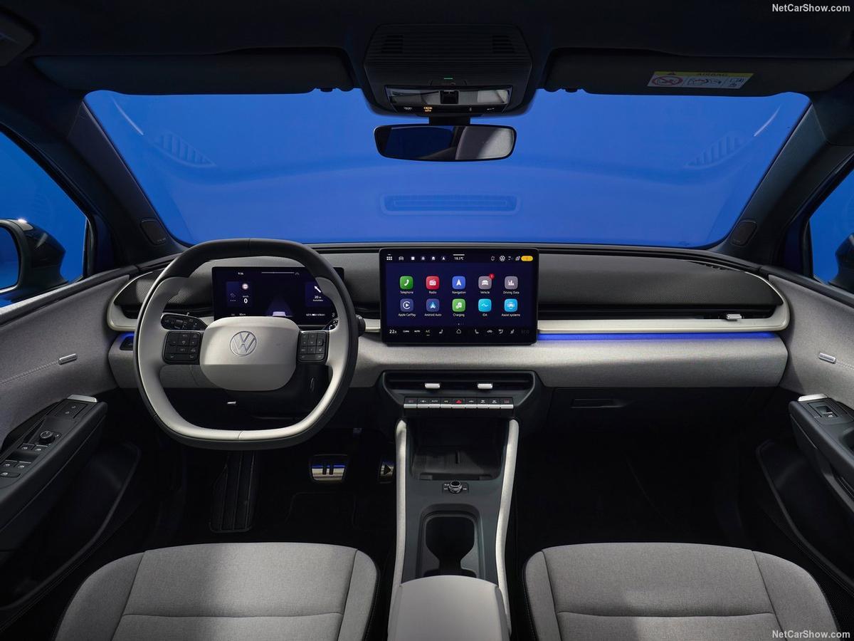 Volkswagen ID Polo eléctrico en la planta de Martorell, vista frontal con luces LED y logo iluminado