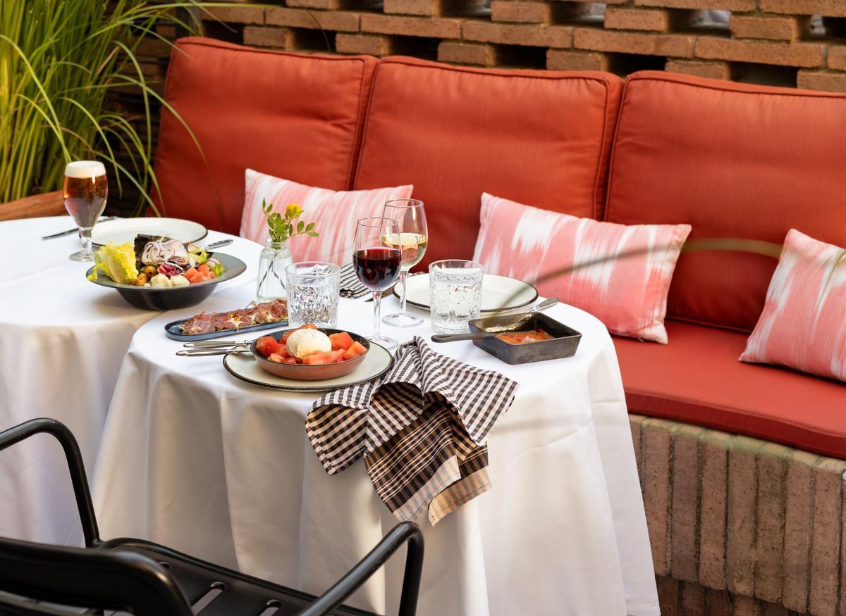 Cena al aire libre en la terraza del restaurante Casa de Vivi, Kimpton Vividora Barcelona