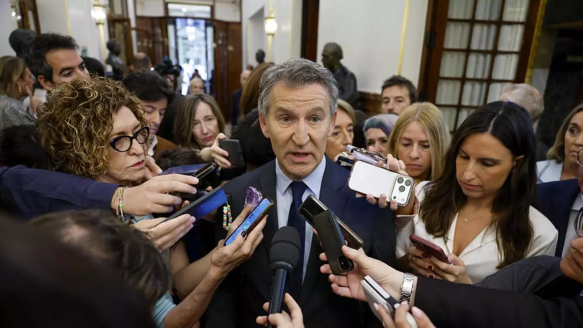 Cruz recién colocada en la cumbre del Aneto bajo cielo claro