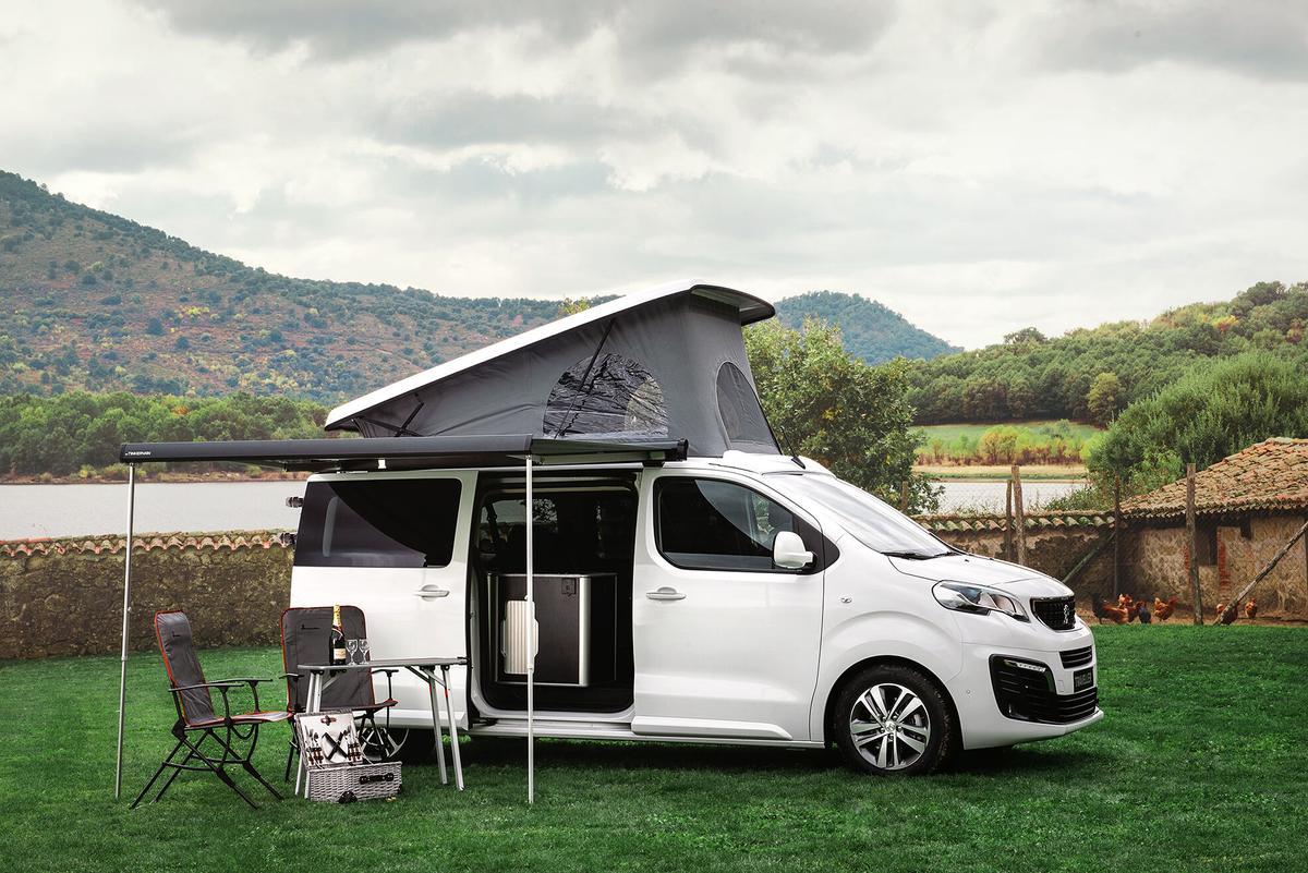 Juanma López dentro de su camper, mostrando el interior con su perro