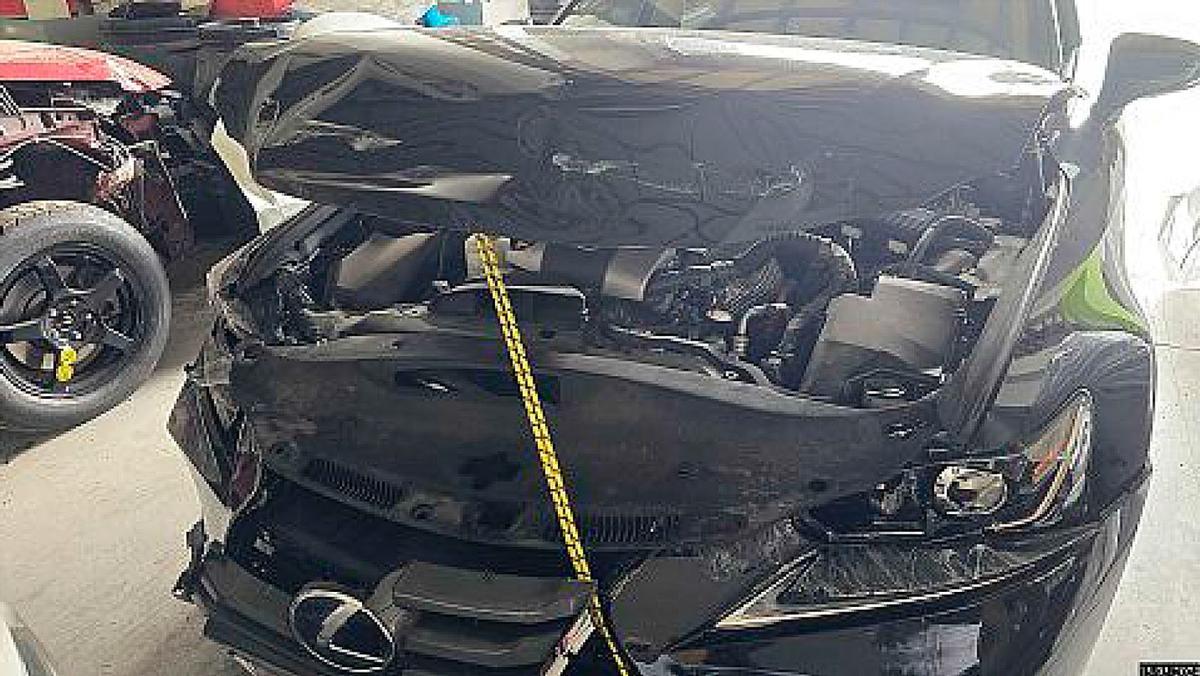 Coche oficial Lexus IS 300H siniestrado frente al aeropuerto de Son Sant Joan